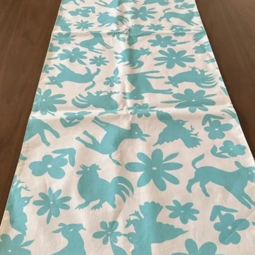 POTTERY BARN farmhouse animal & floral White/Teal Cotton Rectangle Table Runner